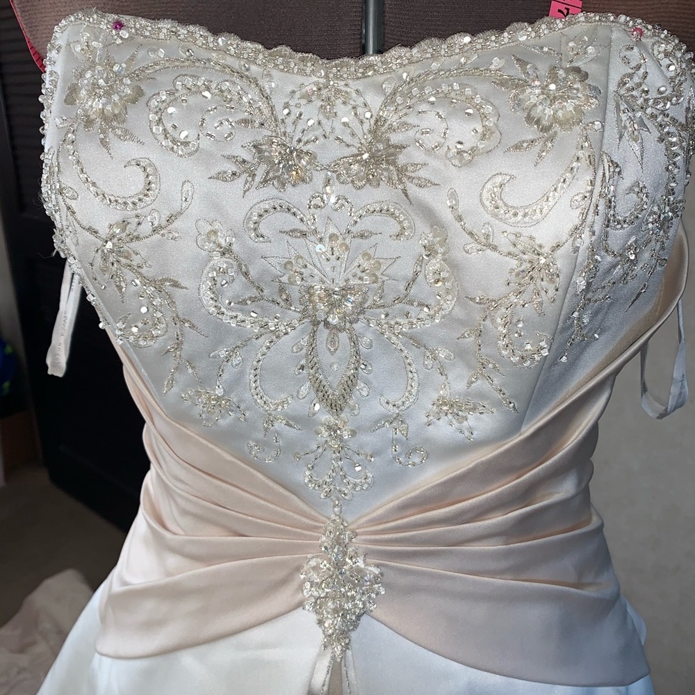 Wedding dress very beautiful.